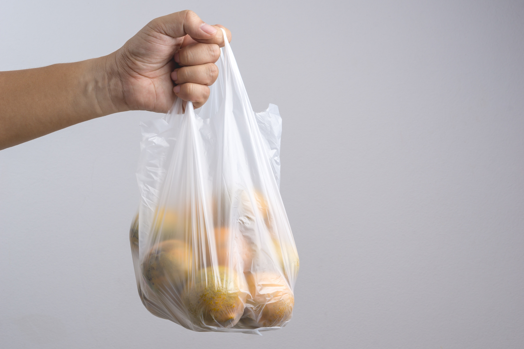 Можно греть еду в пакете. Пакет в руке. Пакет с продуктами в руке. Пластиковый пакет. Рука держит пакет.