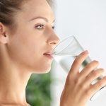 Bere più acqua ogni giorno: 10 suggerimenti